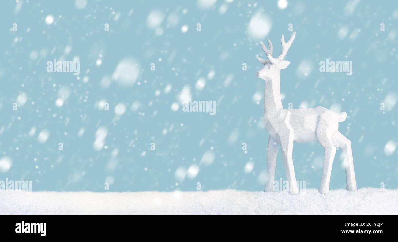 Szene eines Hirsches in einer verschneiten Landschaft mit hellblauem Hintergrund. Frohe weihnachten und ein glückliches neues Jahr Banner mit Kopierplatz. Schneehintergrund Stockfoto