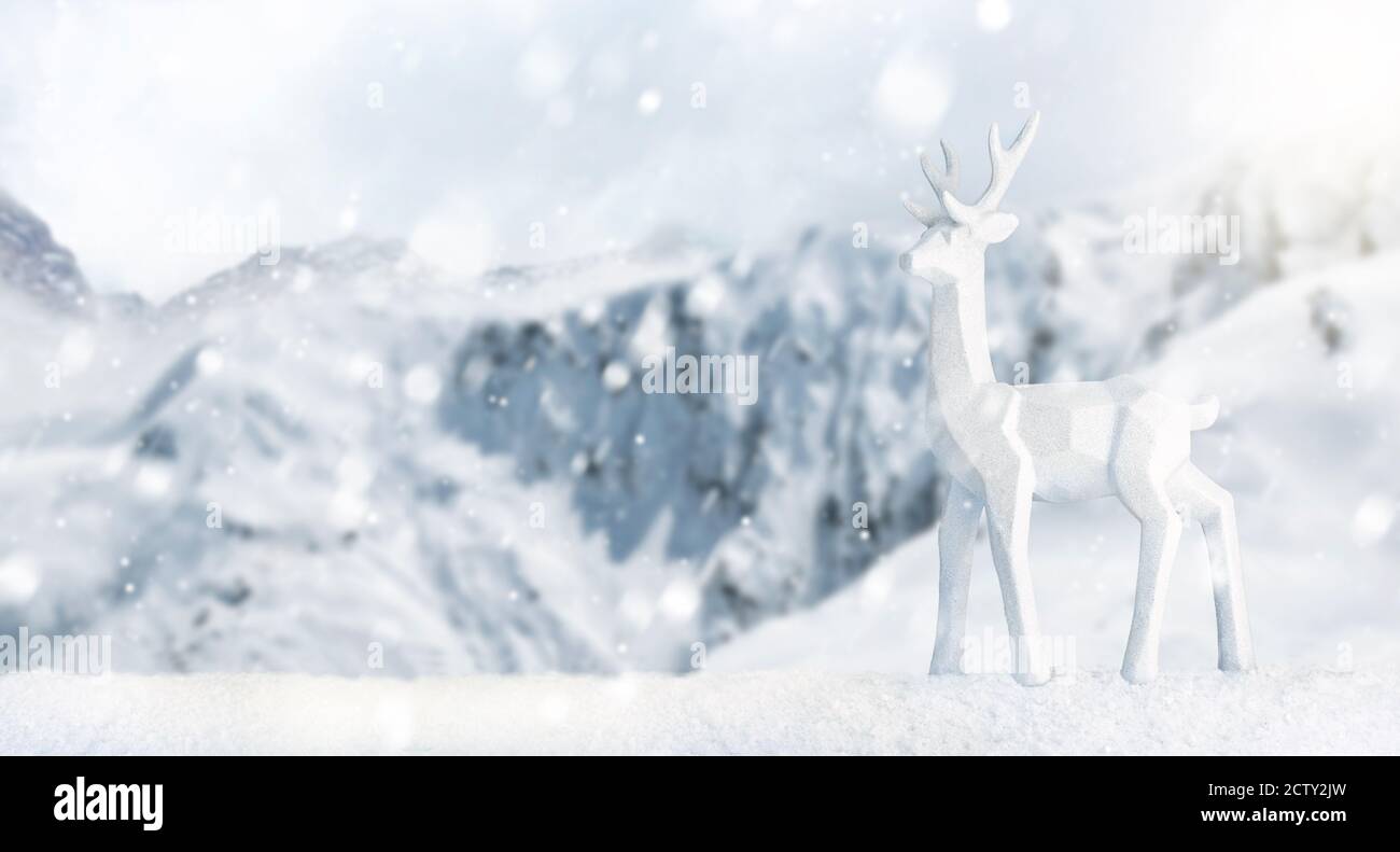 Szene eines Hirsches in einer verschneiten Landschaft. Frohe weihnachten und ein glückliches neues Jahr Banner mit Kopierplatz. Schneehintergrund Stockfoto