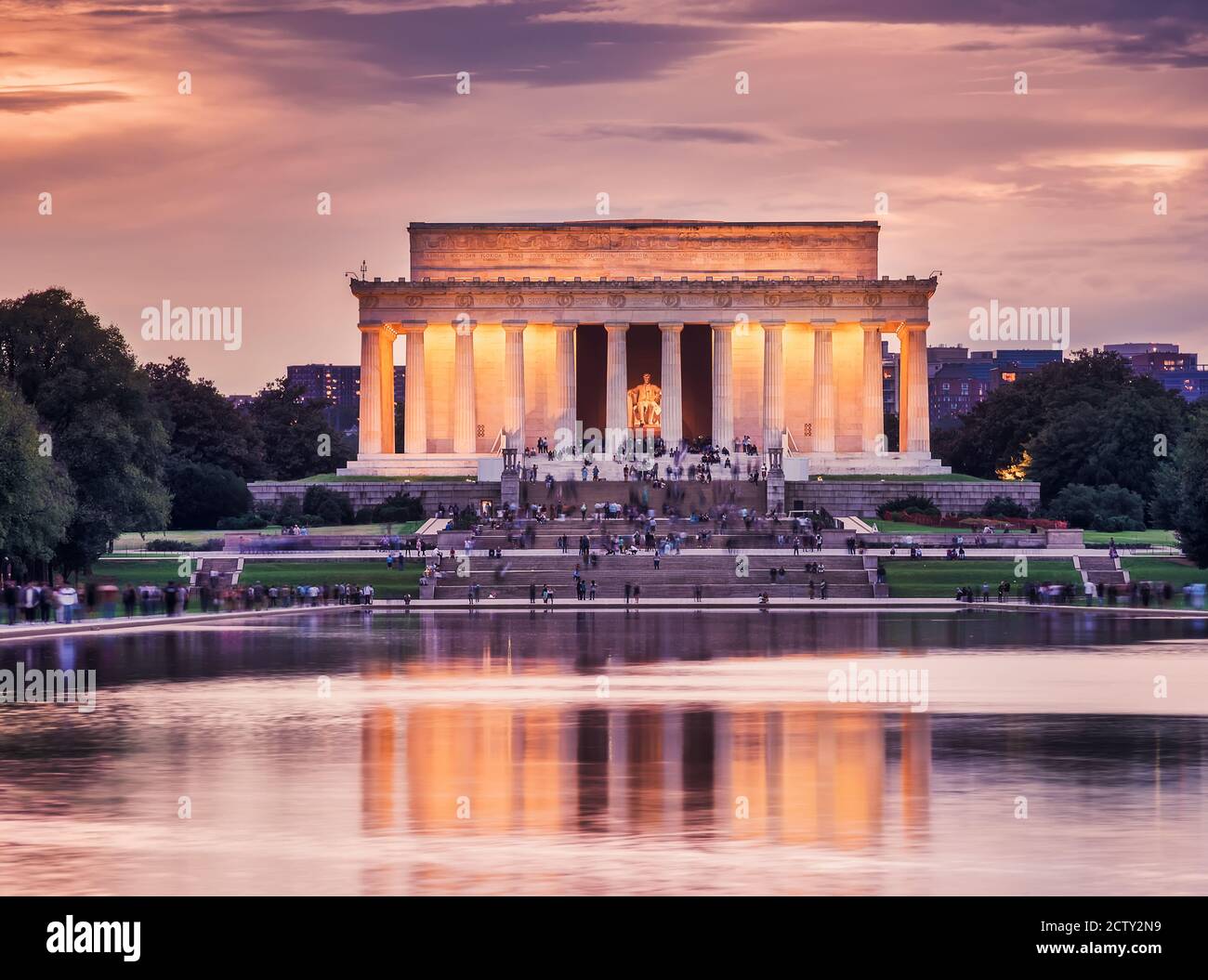 Lincoln Denkmal, in Washington D.C., USA. Nachtlandschaft mit Reflexen im Wasser und Lichtern im Denkmal Stockfoto