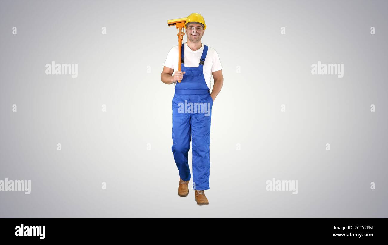 Mann mit Putzmopp läuft und lächelt vor der Kamera Verlauf Stockfoto