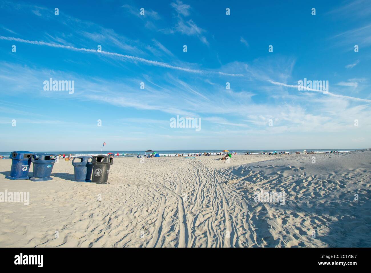 Ein wunderschöner Himmel über einem belebten Strand in Wildwood Neu Trikot Stockfoto