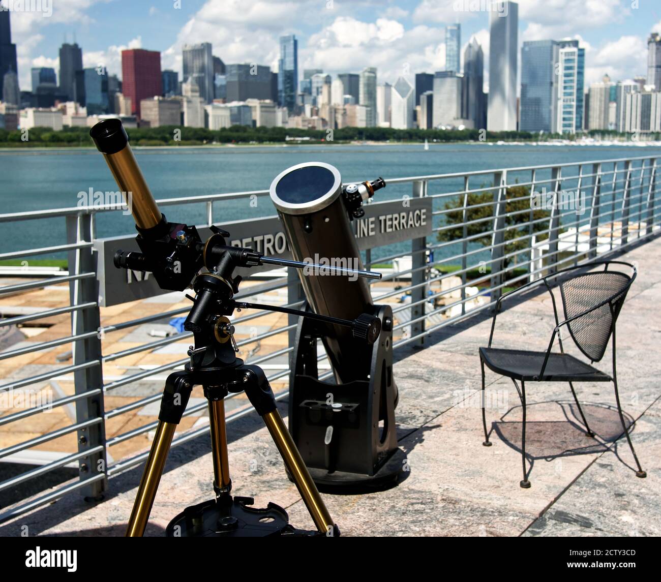 Sonnenteleskope im Adler Planetarium, Chicago, mit der Stadt, dem Lake Michigan und hohen Wolkenkratzern im Hintergrund. Stockfoto