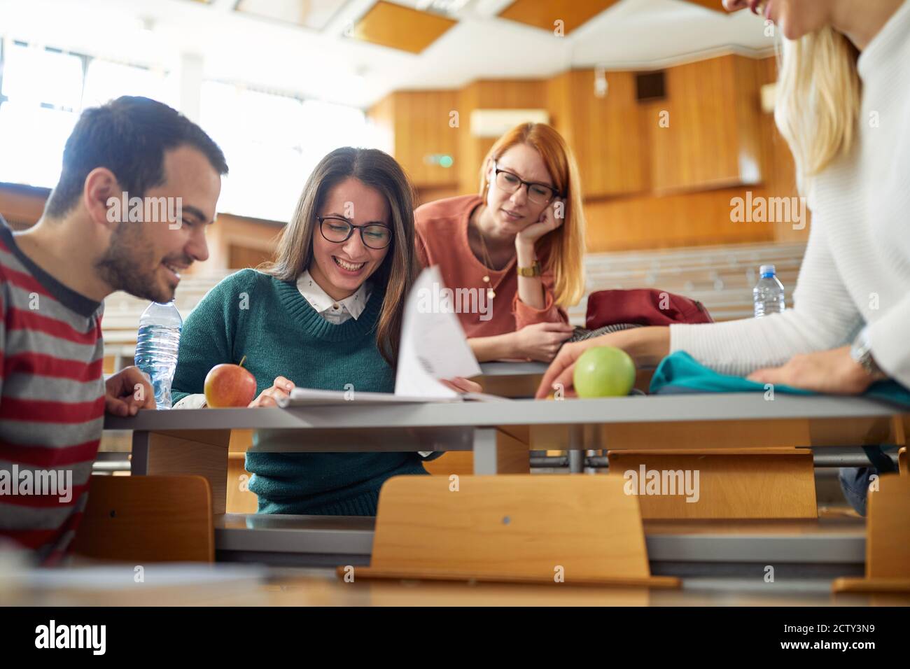 Gruppe von Studenten diskutieren die Lektion in der Vorlesungspause Im Klassenzimmer der Universität Stockfoto