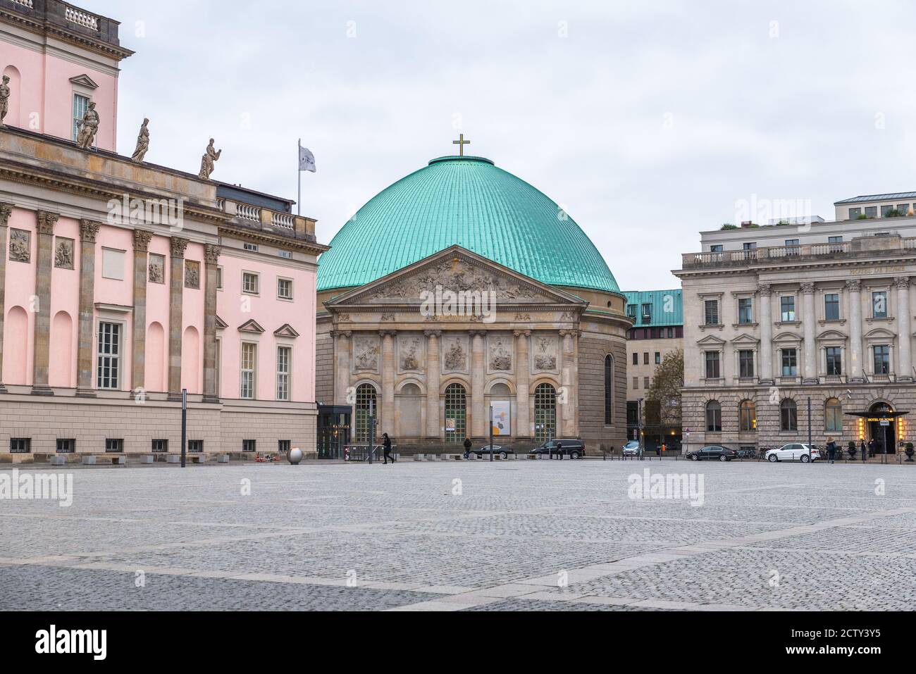 St. Hedwig Dom mit grünem Dach in Babelplatz - unter den Linden, Berlin Deutschland Stockfoto