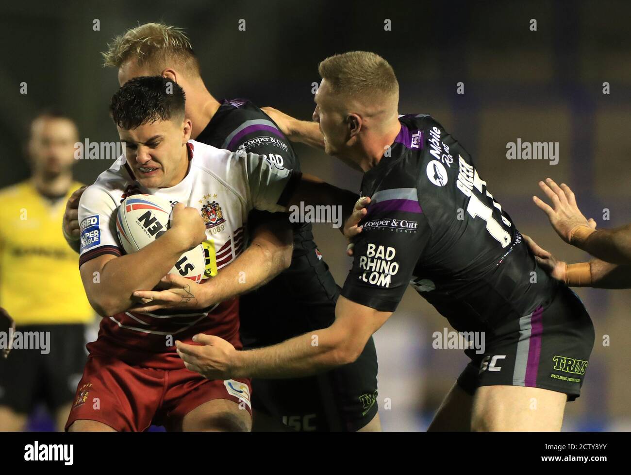 Wigan Warriors Oliver Partington (links) wird von Chris Green von Wakefield Trinity und Joe Westerman während des Betfred Super League-Spiels im Halliwell Jones Stadium, Warrington, angegangen. Stockfoto