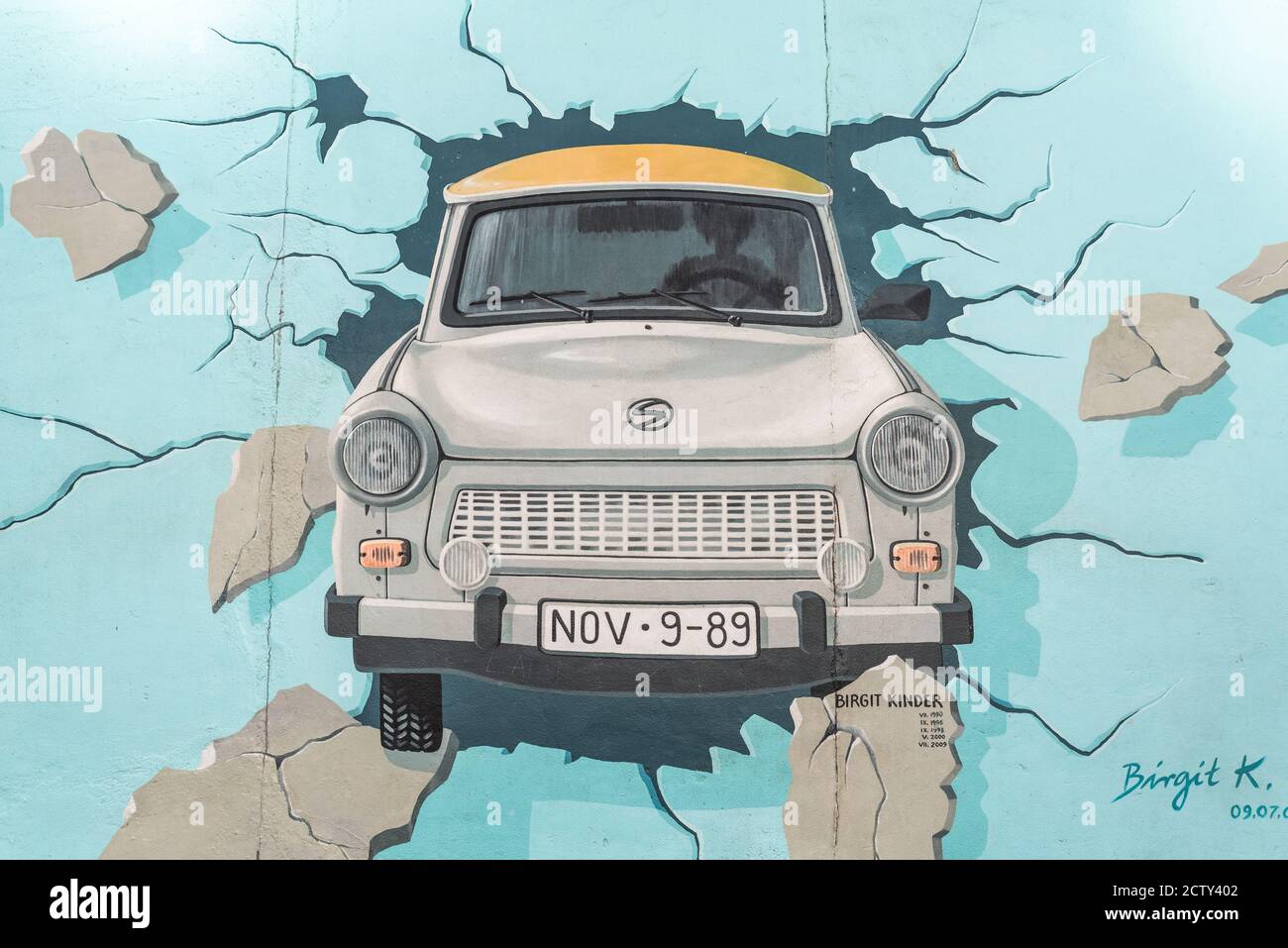 Berlin, Deutschland: 14 Jan 2019 - Urban Art in Berlin, trabant bricht durch die Mauer in der East Side Gallery Stockfoto