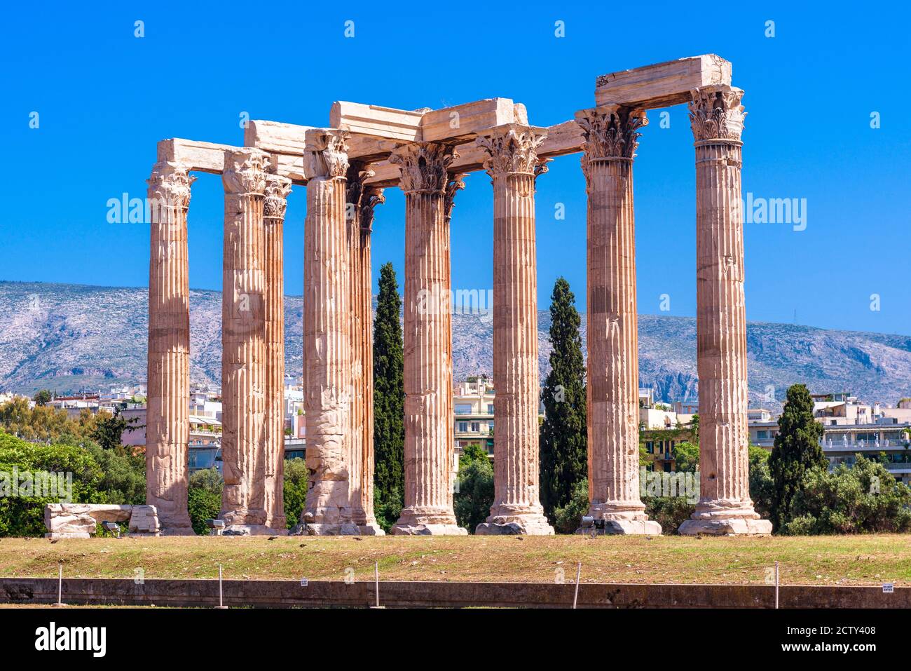 Zeus Tempel, majestätische antike griechische Ruinen in Athen, Griechenland. Es ist eines der Top-Wahrzeichen von Athen. Große Säulen des berühmten Olympian Zeus Gebäude in EINEM Stockfoto