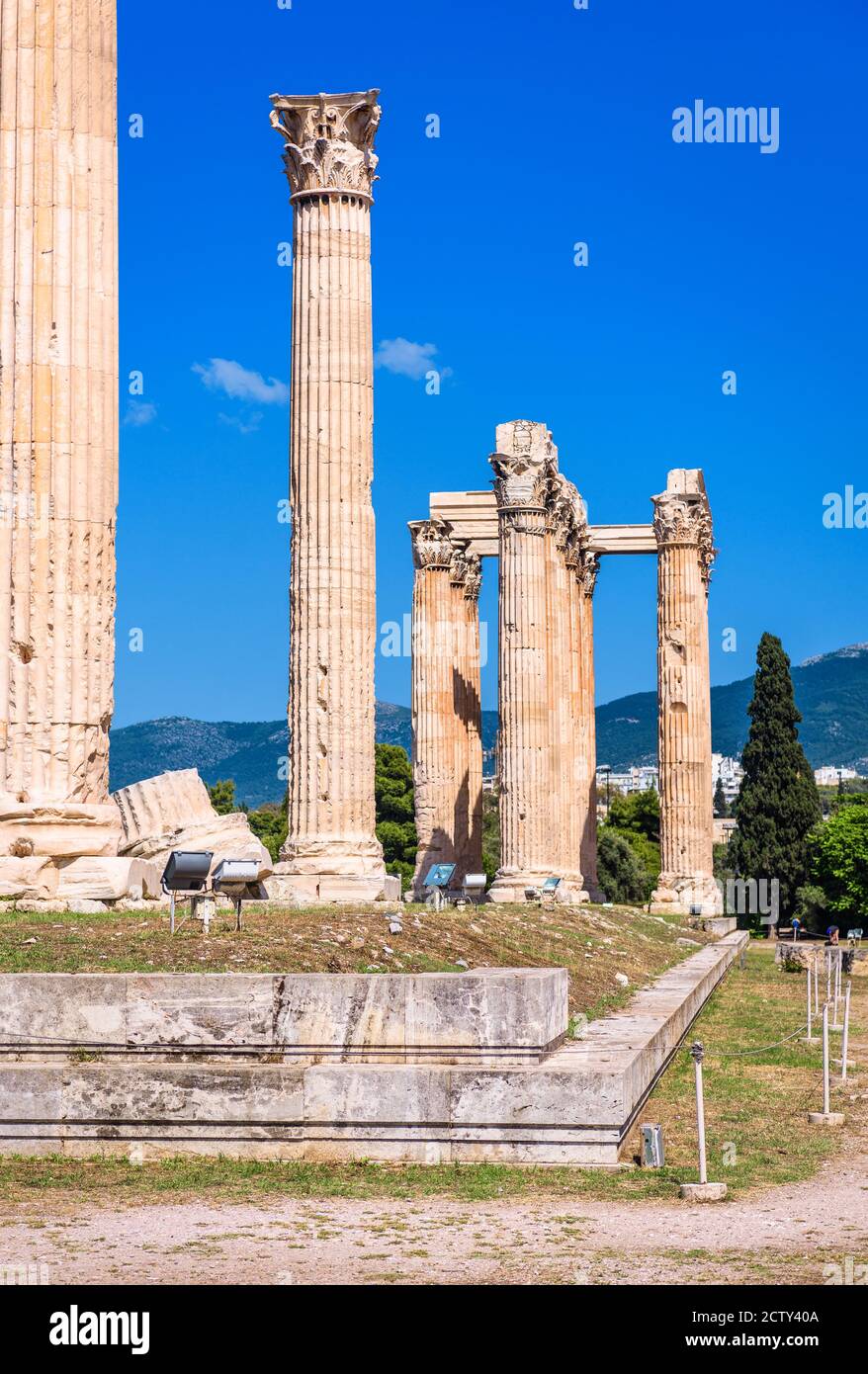 Zeus Tempel in Athen, Griechenland. Es ist berühmtes Wahrzeichen von Athen. Vertikale Ansicht der korinthischen Säulen des alten olympischen Zeus Gebäudes, antike griechische Ruinen Stockfoto