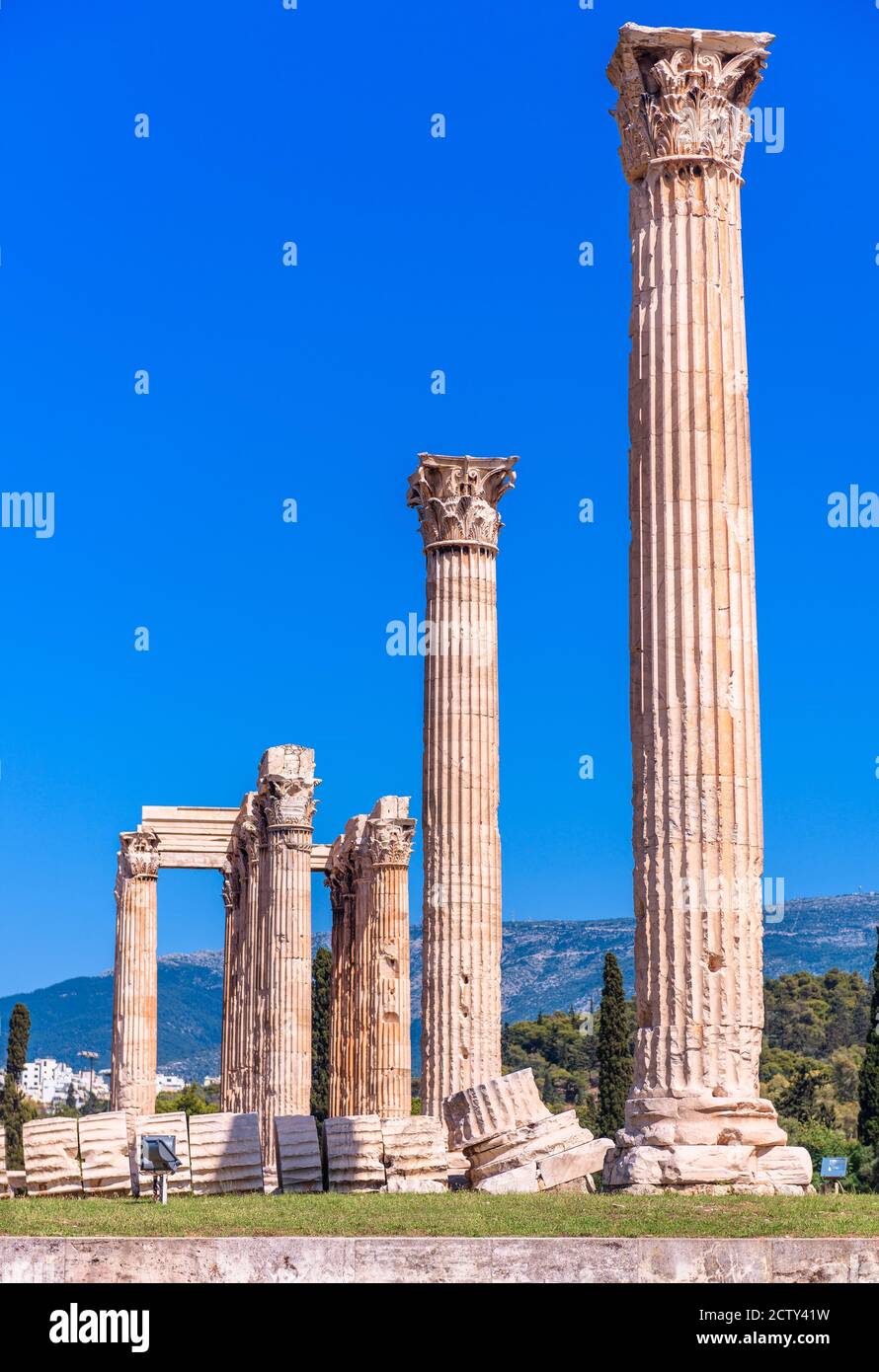 Zeus-Tempel mit gefallener Säule, majestätische alte klassische griechische Ruinen in Athen, Griechenland. Es ist berühmtes Wahrzeichen von Athen. Überreste von großen alten Gebäude Stockfoto