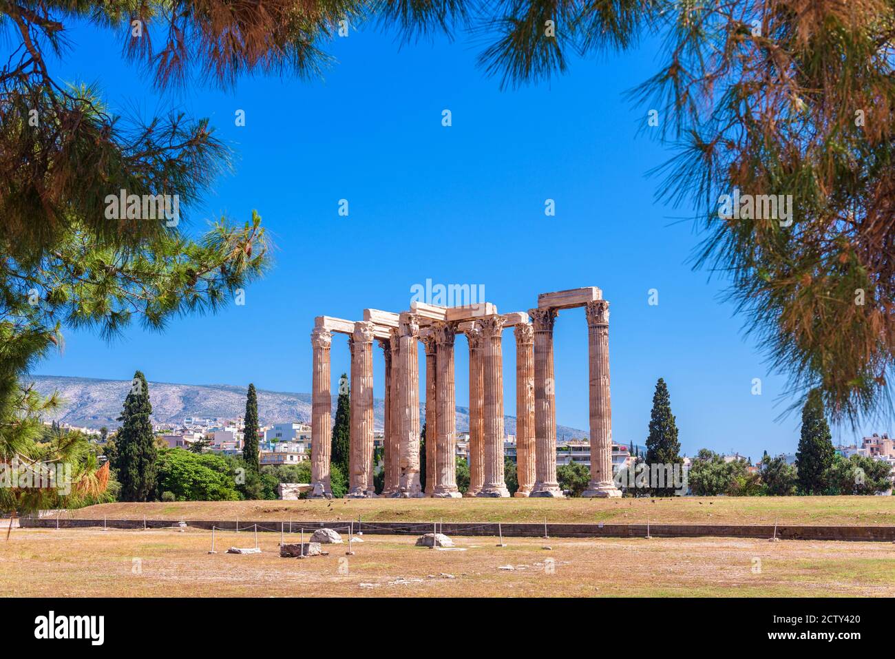 Zeus Tempel, majestätische antike griechische Ruinen in Athen, Griechenland. Es ist berühmte Touristenattraktion von Athen. Landschaftlich schöne Aussicht auf die großen Säulen des Olympischen Zeus Stockfoto