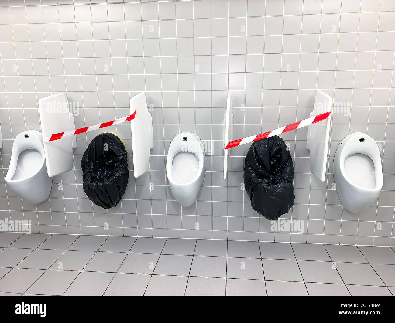 Öffentliche Toiletten, die aufgrund der Covid-19-Pandemie für soziale Distanzen geeignet sind. Stockfoto