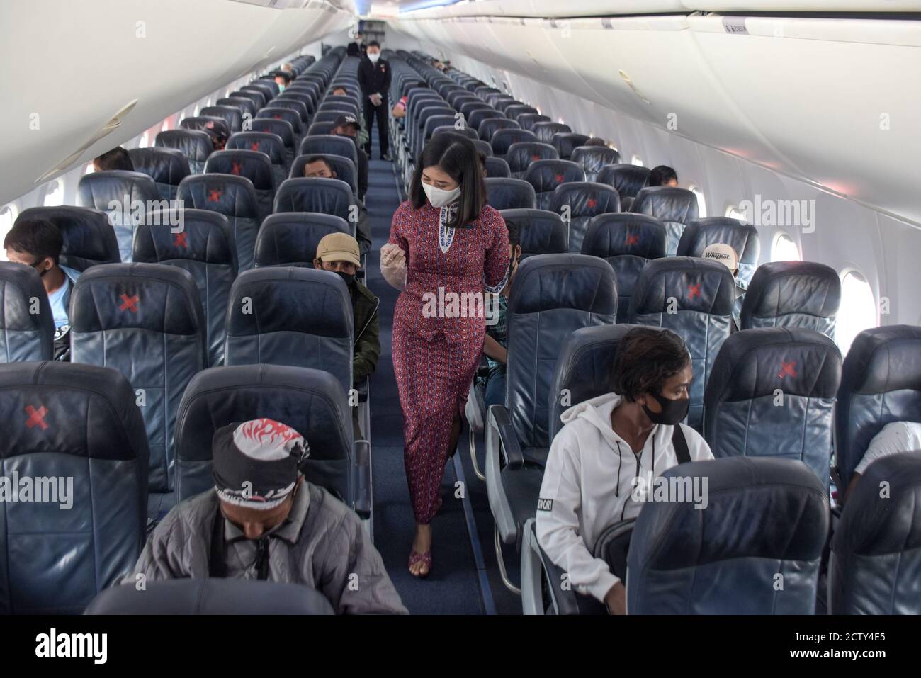 Fluggäste halten ihre Distanz, um die Ausbreitung von zu verhindern Das Coronavirus Stockfoto