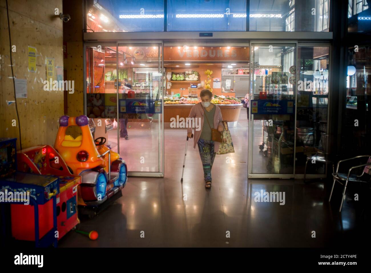 25. September 2020, Barcelona, Katalonien, Spanien: Eine Frau mit Gesichtsmaske verlässt den La Barceloneta-Lebensmittelmarkt in Barcelona. Am Donnerstagabend meldete das spanische Gesundheitsministerium 10,653 neue Infektionen, womit die offizielle Zahl seit Beginn der Pandemie auf mehr als 700,000 gestiegen ist. Quelle:Jordi Boixareu/Alamy Live News Stockfoto
