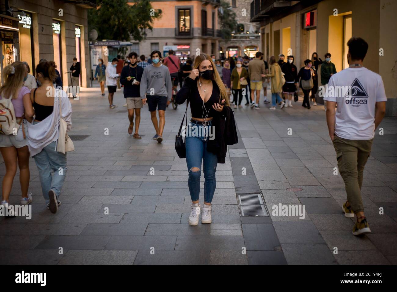 25. September 2020, Barcelona, Katalonien, Spanien: Eine Frau mit Gesichtsmaske geht durch die Einkaufsstraße Portal del Angel in Barcelona. Am Donnerstagabend meldete das spanische Gesundheitsministerium 10,653 neue Infektionen, womit die offizielle Zahl seit Beginn der Pandemie auf mehr als 700,000 gestiegen ist. Quelle:Jordi Boixareu/Alamy Live News Stockfoto