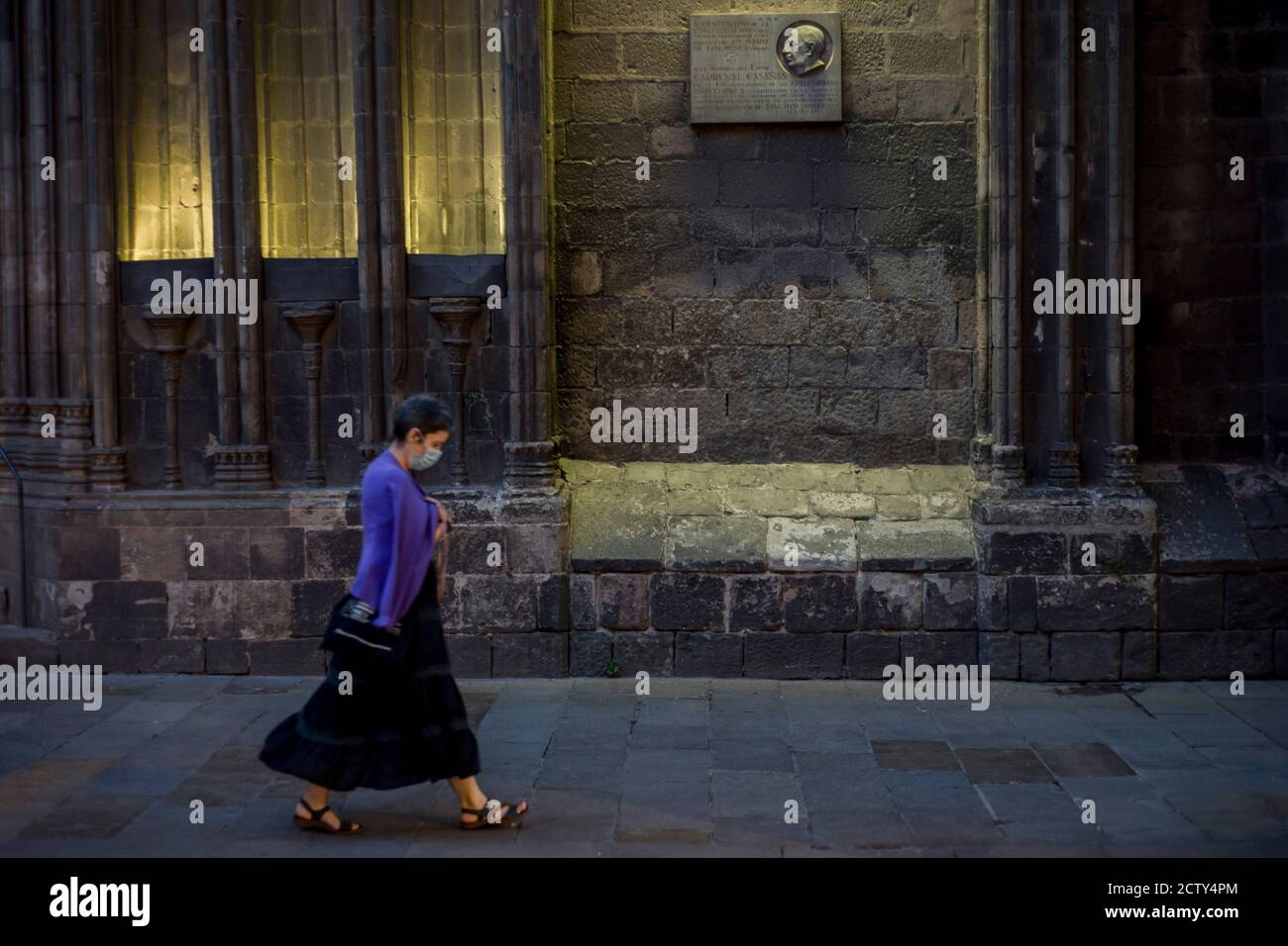 25. September 2020, Barcelona, Katalonien, Spanien: Eine Frau mit Gesichtsmaske geht durch Barcelonas Straßen im Gotischen Viertel. Am Donnerstagabend meldete das spanische Gesundheitsministerium 10,653 neue Infektionen, womit die offizielle Zahl seit Beginn der Pandemie auf mehr als 700,000 gestiegen ist. Quelle:Jordi Boixareu/Alamy Live News Stockfoto