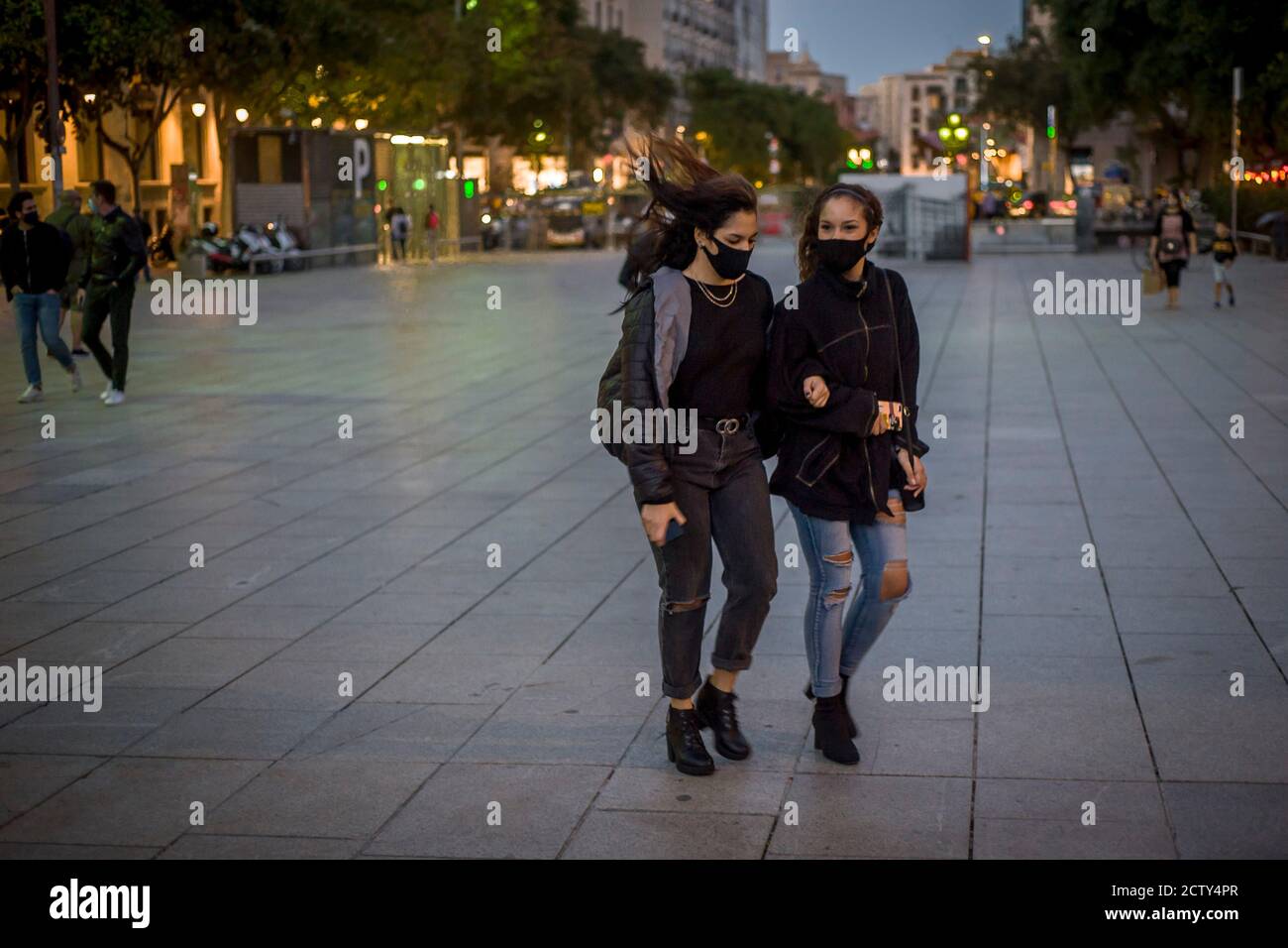 25. September 2020, Barcelona, Katalonien, Spanien: Zwei Frauen mit Gesichtsmasken gehen an einem windigen Tag durch die Innenstadt von Barcelona. Am Donnerstagabend meldete das spanische Gesundheitsministerium 10,653 neue Infektionen, womit die offizielle Zahl seit Beginn der Pandemie auf mehr als 700,000 gestiegen ist. Quelle:Jordi Boixareu/Alamy Live News Stockfoto
