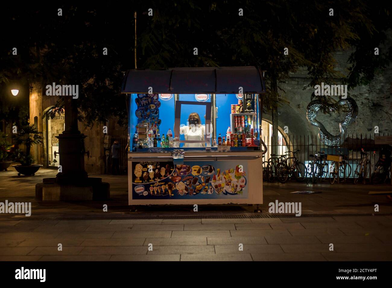25. September 2020, Barcelona, Katalonien, Spanien: Eine Frau, die eine Gesichtsmaske hinter einem Plastikschutzschirm trägt, wartet auf Kunden in einem Eisstand in der Innenstadt von Barcelona. Am Donnerstagabend meldete das spanische Gesundheitsministerium 10,653 neue Infektionen, womit die offizielle Zahl seit Beginn der Pandemie auf mehr als 700,000 gestiegen ist. Quelle:Jordi Boixareu/Alamy Live News Stockfoto