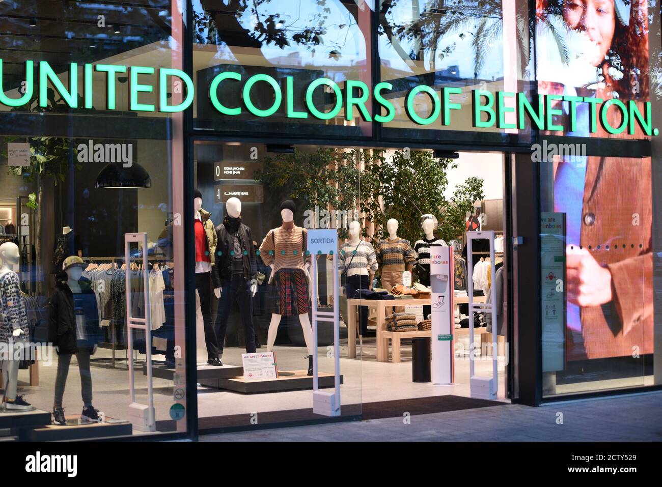 Die Vereinigten Farben von Benetton Logo in einem ihrer Geschäfte gesehen  Stockfotografie - Alamy
