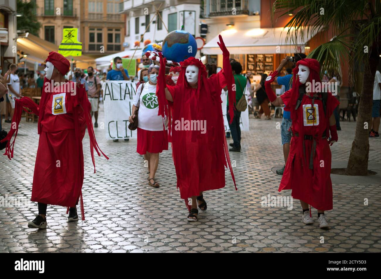 Demonstranten, die als Mitglieder der Extinction Rebellion gekleidet waren, sahen während der Demonstration Auftritten.im Rahmen der Global Week for Future führten mehrere Ökologen und Umweltorganisationen unter der Führung von "Alliance for the Climate" (von denen einige wie Fridays for Future oder Extinction Rebellion) Ging während des "Globalen Klimastreiks" in einer Demonstration auf die Straße, um Maßnahmen zur Bekämpfung der Klimanotlage zu fordern. Ein neues, nachhaltigeres, gerechteres und auf Klimagerechtigkeit basierendes Wirtschaftsmodell würde nach den Grundsätzen und Forderungen der Bewegung mehr soziale Ungleichheit verhindern. Stockfoto