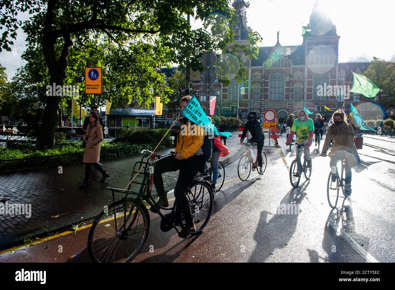 Ein Aktivist, der während des globalen Klimatages mit der XR-Flagge unterwegs war.Klimaaktivisten versammelten sich am Museumplein mit ihren Fahrrädern, um während des globalen Klimatages im Zentrum der Stadt zu fahren, um Klimaschutz zu fordern. Die Aktivisten endeten am selben Ort. Die Aktion wurde von Fridays for Future Nederland and Extinction Rebellion Amsterdam organisiert. Stockfoto