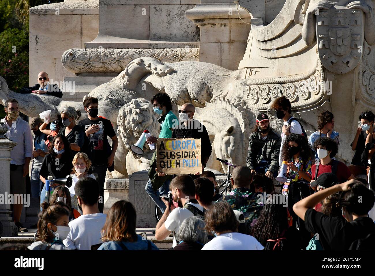 Ein Protestler hält während der Demonstration ein Plakat.die Bewegung Freitag für die Zukunft, angeführt von der Aktivistin Greta Thunberg, hat zu mehreren Demonstrationen und Kundgebungen zugunsten der Umwelt und aus Protest gegen den Klimawandel aufgerufen. Nach Angaben der Organisationsbewegung wird die Form des Protests angepasst, "entsprechend den lokalen Bedingungen von covid-19". In Fällen, in denen es von Angesicht zu Angesicht Aktionen gibt, müssen "die Teilnehmer Vorkehrungen treffen, um die Ausbreitung des Virus zu verhindern"; in anderen Fällen wird der Protest digital sein. Stockfoto