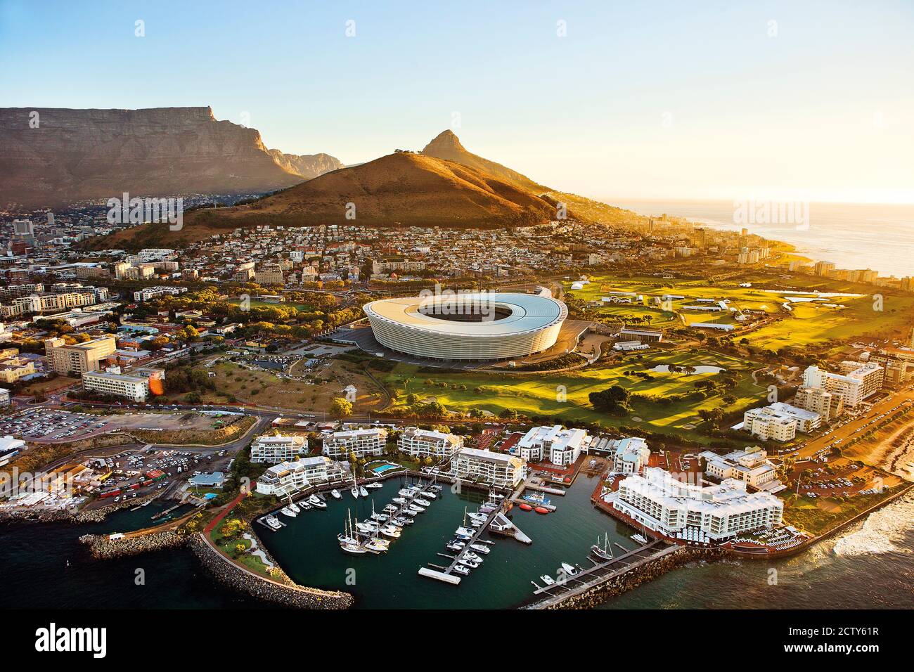 Blick aus der Vogelperspektive auf Kapstadt, mit Kapstadt-Stadion, Tafelberg, Lions Head und V&A Waterfront Stockfoto
