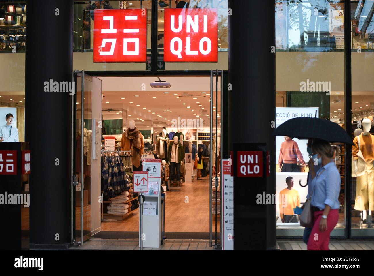 Barcelona, Spanien. September 2020. Ein Uniqlo-Logo in einem ihrer  Geschäfte. Quelle: Jorge Sanz/SOPA Images/ZUMA Wire/Alamy Live News  Stockfotografie - Alamy