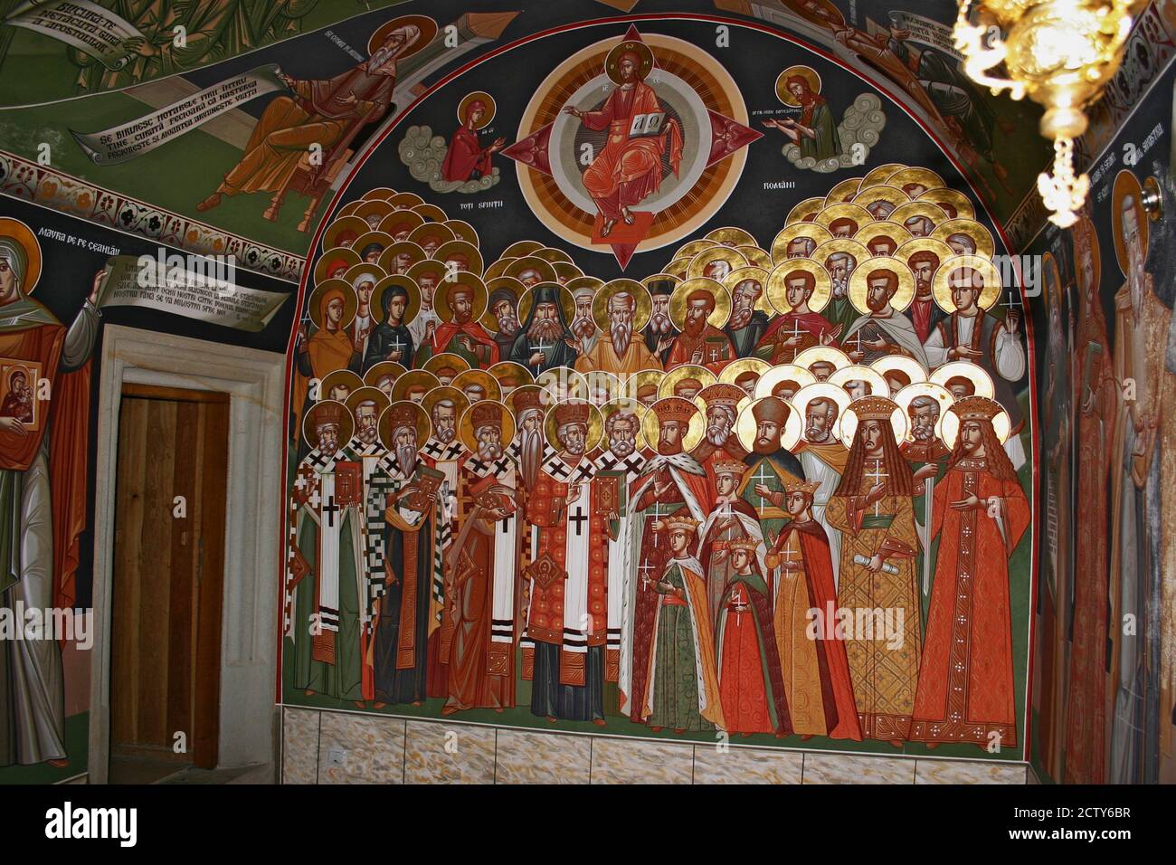 Pangarati Kloster, Neamt County, Rumänien. Der Innenraum der Kirche aus dem 16. Jahrhundert. Fresko mit den rumänischen Heiligen der orthodoxen Kirche. Stockfoto