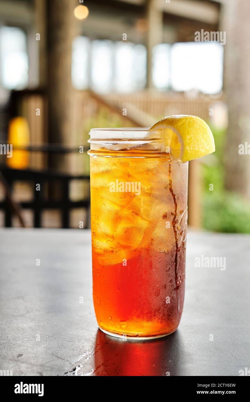 Ein Glas süßen Tees oder Eistee in einem Einmachglas auf einem Restauranttisch am Lake Martin Alabama, USA. Stockfoto