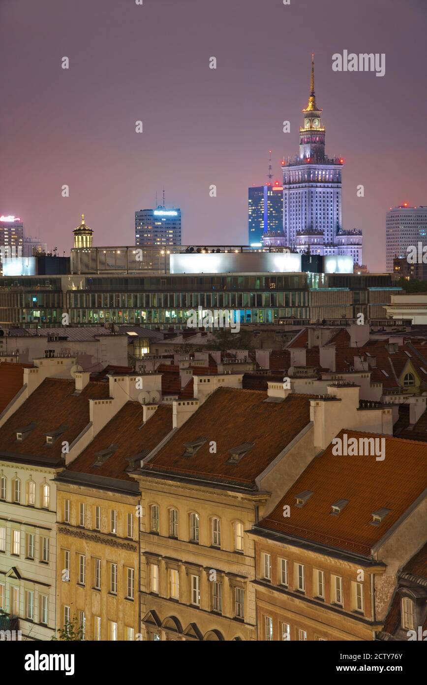 Foto von Warschauer Innenstadtgebäuden in der Nacht Stockfoto