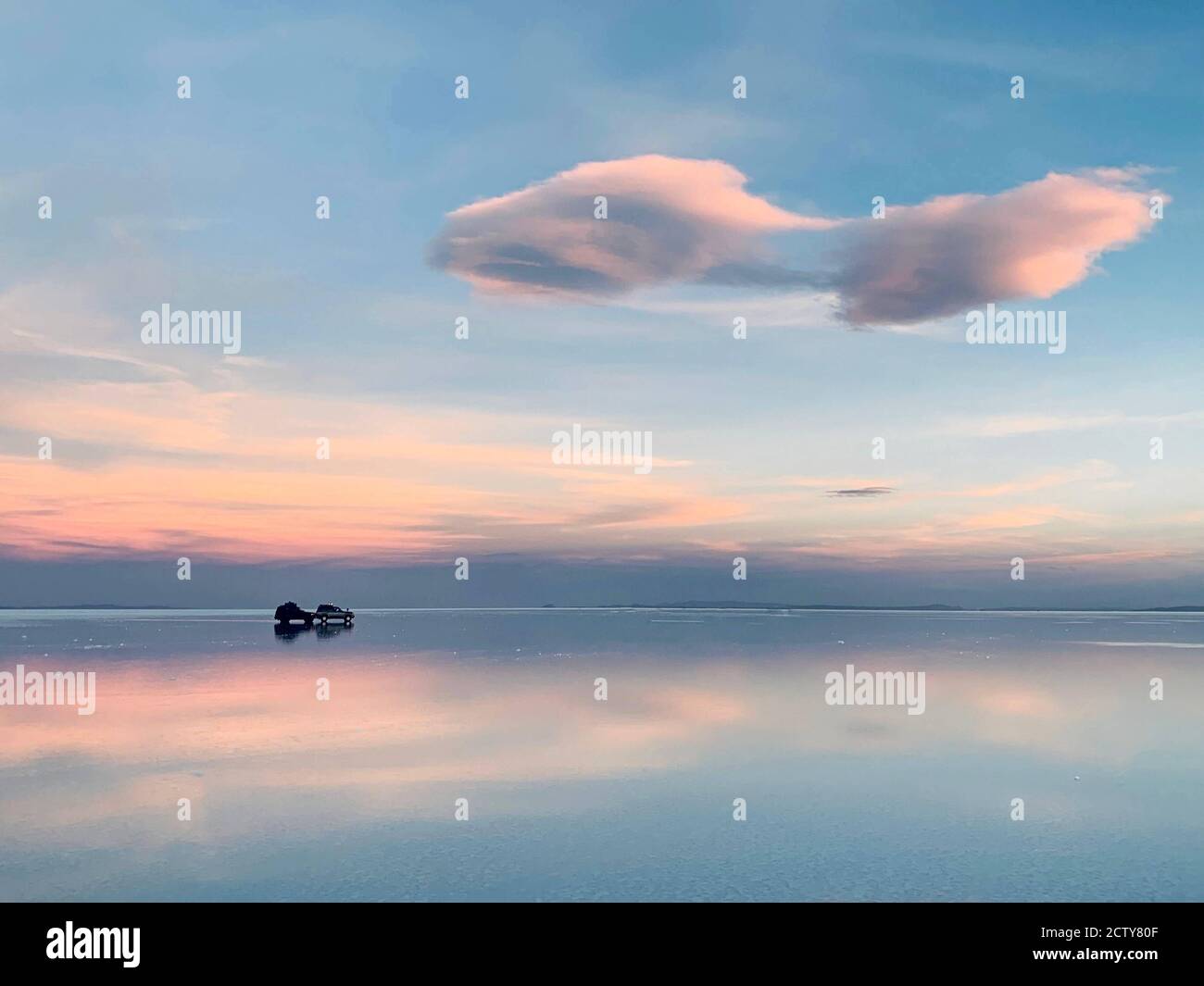 Romantische, sanfte Landschaft. Sanfter Himmel. Wunderschöner Sonnenaufgang über dem Salzsee Salar de Uyuni in einer malerischen Wüste. Natur. Horizont. Traum. Liebe. Abenteuer Stockfoto