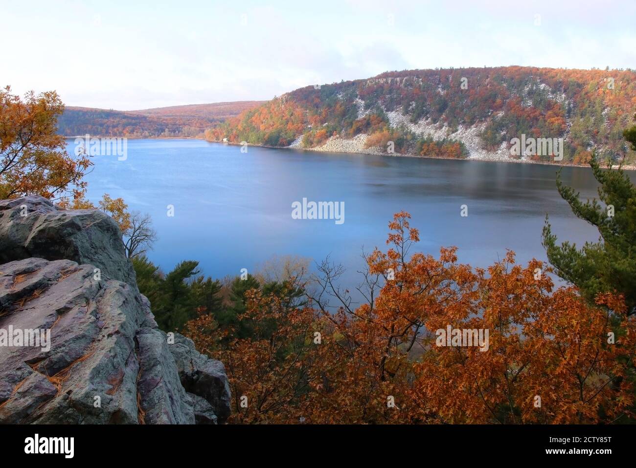 Schöne Herbstlandschaft und mittlerer Westen Natur Hintergrund. Landschaftlich schöner Herbstblick auf den Devils Lake State Park der Eiszeit, Baraboo Gegend, Wisconsin, USA. Stockfoto