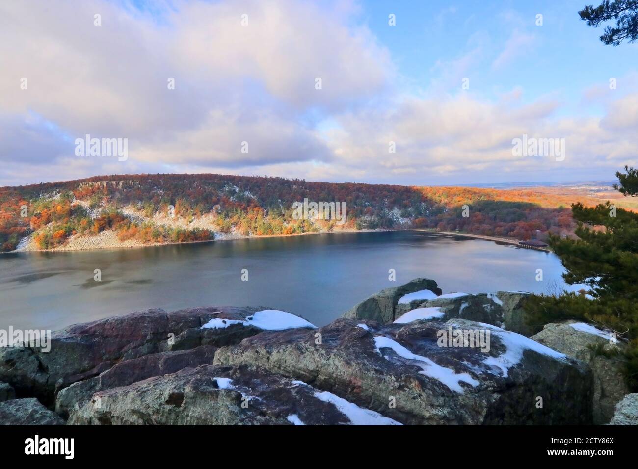 Schöne Herbstlandschaft und mittlerer Westen Natur Hintergrund. Landschaftlich schöner Herbstblick auf den Devils Lake State Park der Eiszeit, Baraboo Gegend, Wisconsin, USA. Stockfoto