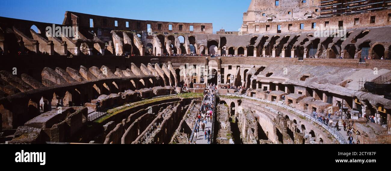 Blick von Touristen in einem Amphitheater, Kolosseum, Rom, Italien Stockfoto