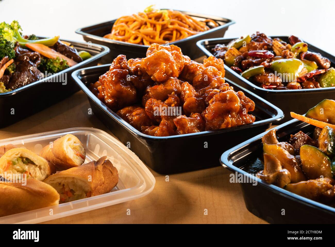 Tabelle voll von verschiedenen und leckeren Platten von chinesischen Lebensmitteln genug, um die ganze Familie zu ernähren. Stockfoto