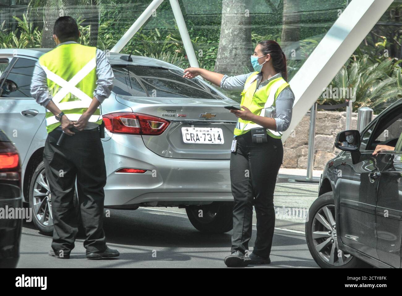 Sao Paulo, Sao Paulo, Brasilien. September 2020. (INT) der brasilianische Präsident wird einer medizinischen Operation unterzogen. 25. September 2020, Sao Paulo, Brasilien: Bewegung vor dem Krankenhaus, in dem der brasilianische Präsident Jair Bolsonaro an diesem Freitagmorgen operiert wurde, um einen Blasenstein zu entfernen. Er durchlief eine endoskopische Kolektomie-OP.zur Entfernung eines Blasensteins. Der Eingriff wurde ohne Ereignis durchgeführt, dauerte anderthalb Stunden und der Blasenstein wurde vollständig entfernt. Im Moment ist der Patient klinisch stabil, afebrile und ohne Schmerzen.Quelle: Adeleke Anthony Fote / Stockfoto