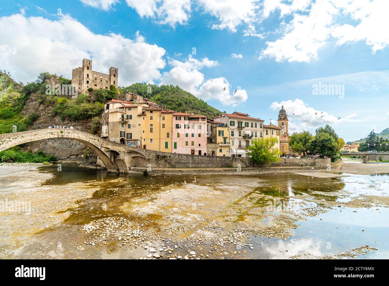 Blick über den Fluss Nevia des Heiligen Antonius Kirche, bogenförmige Brücke und die mittelalterliche Burg mit Blick auf das Ligurische Stadt Ruse, Italien, Stockfoto