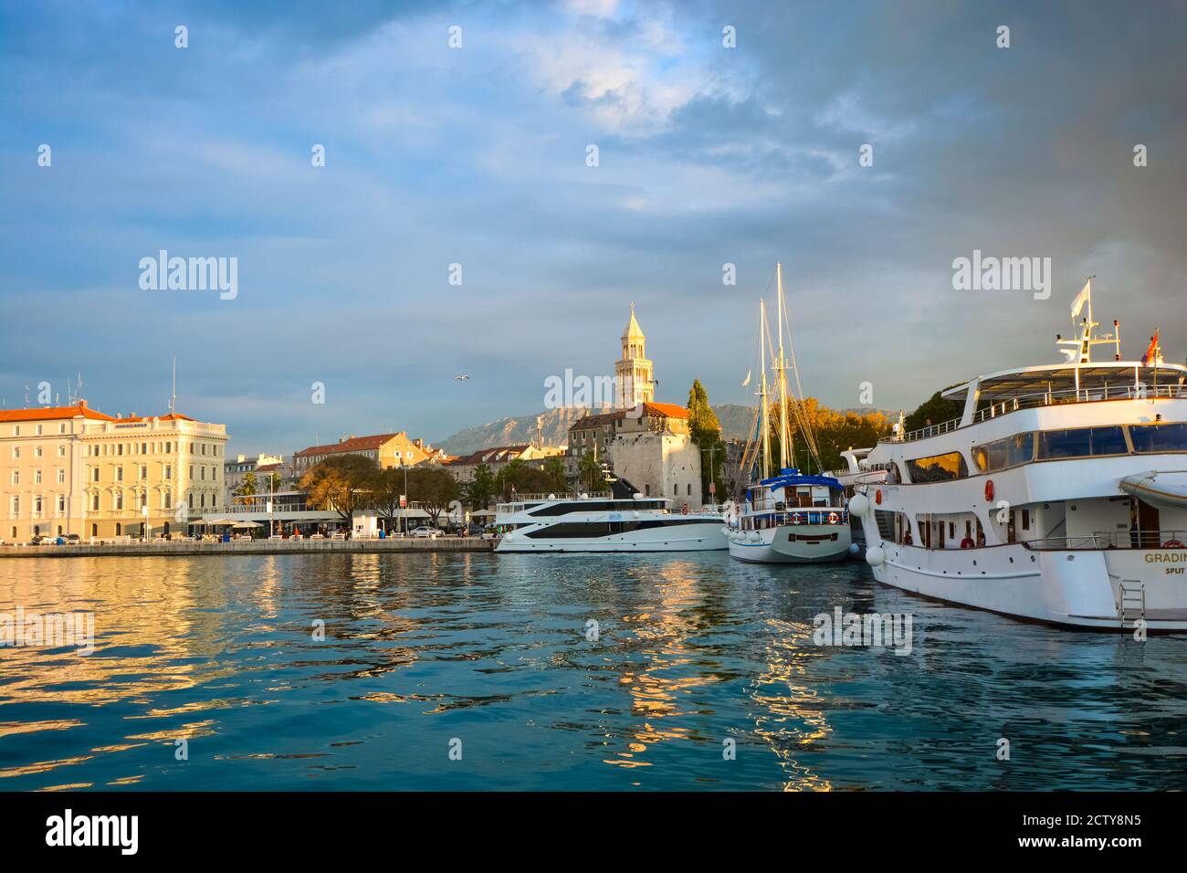 Ital. Hafen An Der Adria 6 Buchstaben Riva am wasser -Fotos und -Bildmaterial in hoher Auflösung – Alamy