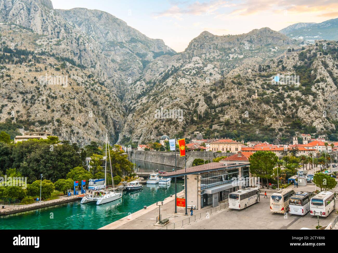 Blick von einem angedockten Kreuzfahrtschiff auf das alte ummauerte Dorf Kotor, Montenegro, einschließlich der Altstadt und Burg am Hang. Stockfoto