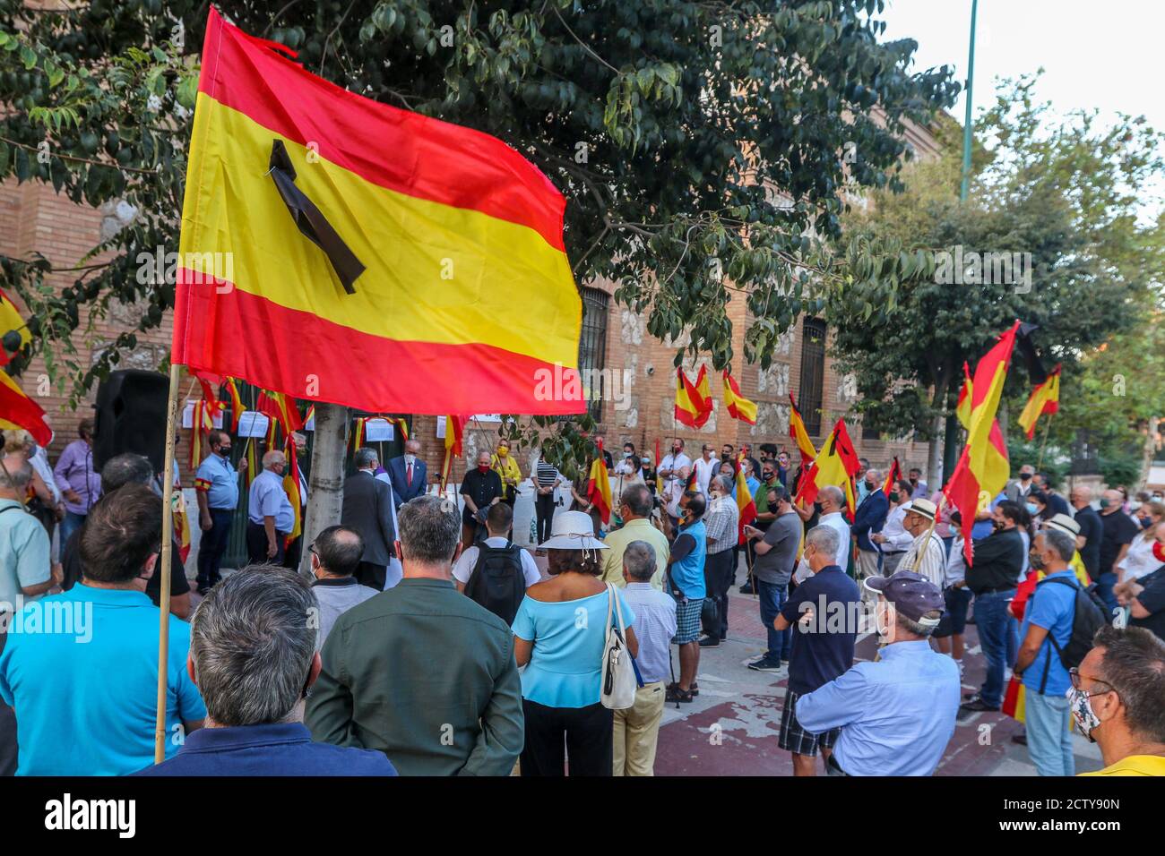 25. September 2020: 25. September 2020 (Malaga) Mehr als hundert Zeichen mit spanischen Flaggen mit schwarzen Krawatten in Trauer und Anti-covid Masken 19 zollen den 270 Opfern der "sac" des ehemaligen Gefängnisses von San Rafael de MÃ¡laga zwischen dem 22. August und dem 24. September 1936 Tribut und, Durch Erweiterung und Entscheidung, an die 3,406 zivilen, religiösen und militärischen Personen, die mit der rechten und nationalen Seite verbunden oder verwandt sind, während des Mandats der republikanischen Herrscher in der Provinz Málaga gestorben. Historisches Gedächtnis Kredit: Lorenzo Carnero/ZUMA Wire/Alamy Live Nachrichten Stockfoto