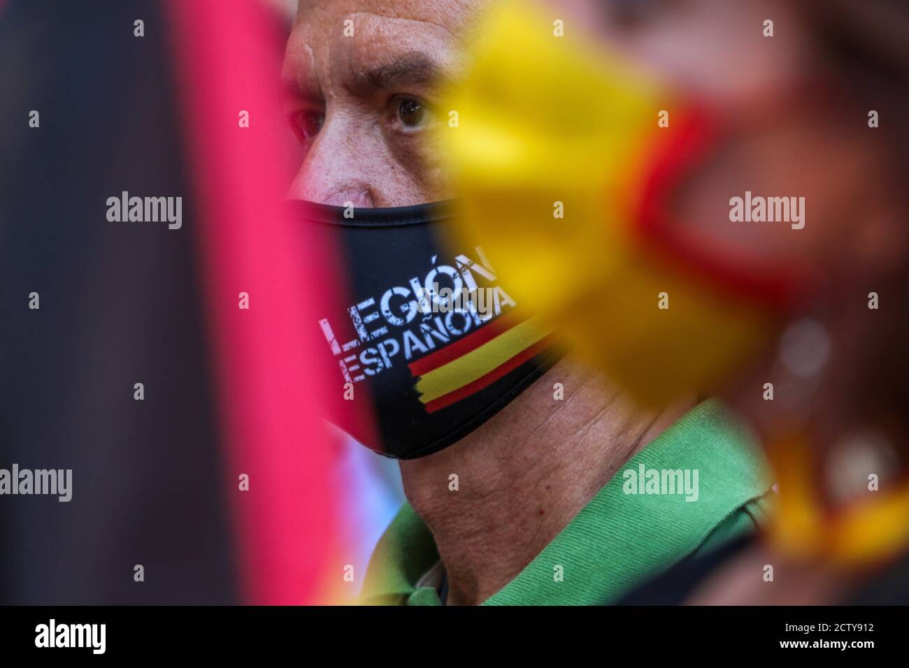 25. September 2020: 25. September 2020 (Malaga) Mehr als hundert Zeichen mit spanischen Flaggen mit schwarzen Krawatten in Trauer und Anti-covid Masken 19 zollen den 270 Opfern der "sac" des ehemaligen Gefängnisses von San Rafael de MÃ¡laga zwischen dem 22. August und dem 24. September 1936 Tribut und, Durch Erweiterung und Entscheidung, an die 3,406 zivilen, religiösen und militärischen Personen, die mit der rechten und nationalen Seite verbunden oder verwandt sind, während des Mandats der republikanischen Herrscher in der Provinz Málaga gestorben. Historisches Gedächtnis Kredit: Lorenzo Carnero/ZUMA Wire/Alamy Live Nachrichten Stockfoto