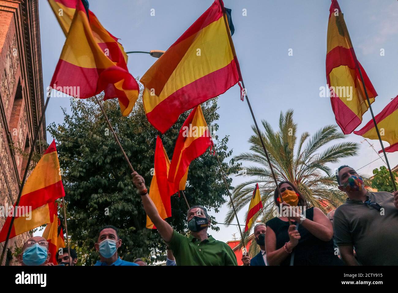 25. September 2020: 25. September 2020 (Malaga) Mehr als hundert Zeichen mit spanischen Flaggen mit schwarzen Krawatten in Trauer und Anti-covid Masken 19 zollen den 270 Opfern der "sac" des ehemaligen Gefängnisses von San Rafael de MÃ¡laga zwischen dem 22. August und dem 24. September 1936 Tribut und, Durch Erweiterung und Entscheidung, an die 3,406 zivilen, religiösen und militärischen Personen, die mit der rechten und nationalen Seite verbunden oder verwandt sind, während des Mandats der republikanischen Herrscher in der Provinz Málaga gestorben. Historisches Gedächtnis Kredit: Lorenzo Carnero/ZUMA Wire/Alamy Live Nachrichten Stockfoto