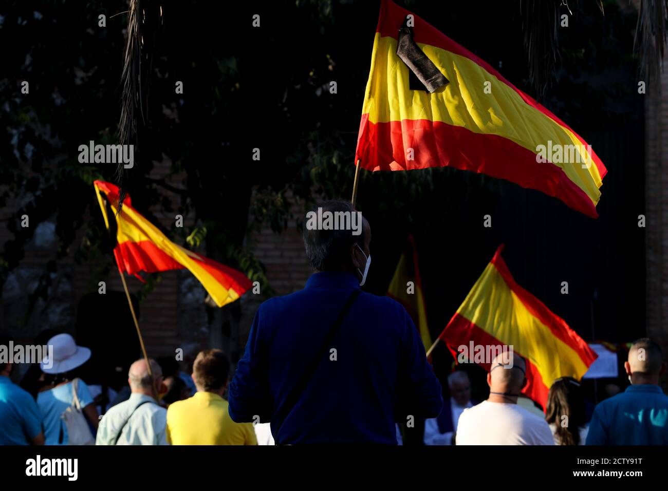 25. September 2020: 25. September 2020 (Malaga) Mehr als hundert Zeichen mit spanischen Flaggen mit schwarzen Krawatten in Trauer und Anti-covid Masken 19 zollen den 270 Opfern der "sac" des ehemaligen Gefängnisses von San Rafael de MÃ¡laga zwischen dem 22. August und dem 24. September 1936 Tribut und, Durch Erweiterung und Entscheidung, an die 3,406 zivilen, religiösen und militärischen Personen, die mit der rechten und nationalen Seite verbunden oder verwandt sind, während des Mandats der republikanischen Herrscher in der Provinz Málaga gestorben. Historisches Gedächtnis Kredit: Lorenzo Carnero/ZUMA Wire/Alamy Live Nachrichten Stockfoto