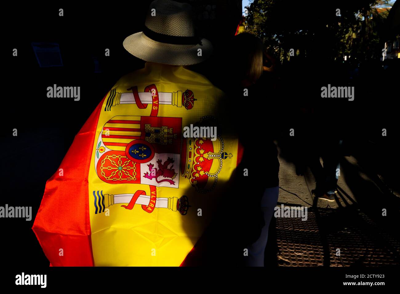 25. September 2020: 25. September 2020 (Malaga) Mehr als hundert Zeichen mit spanischen Flaggen mit schwarzen Krawatten in Trauer und Anti-covid Masken 19 zollen den 270 Opfern der "sac" des ehemaligen Gefängnisses von San Rafael de MÃ¡laga zwischen dem 22. August und dem 24. September 1936 Tribut und, Durch Erweiterung und Entscheidung, an die 3,406 zivilen, religiösen und militärischen Personen, die mit der rechten und nationalen Seite verbunden oder verwandt sind, während des Mandats der republikanischen Herrscher in der Provinz Málaga gestorben. Historisches Gedächtnis Kredit: Lorenzo Carnero/ZUMA Wire/Alamy Live Nachrichten Stockfoto
