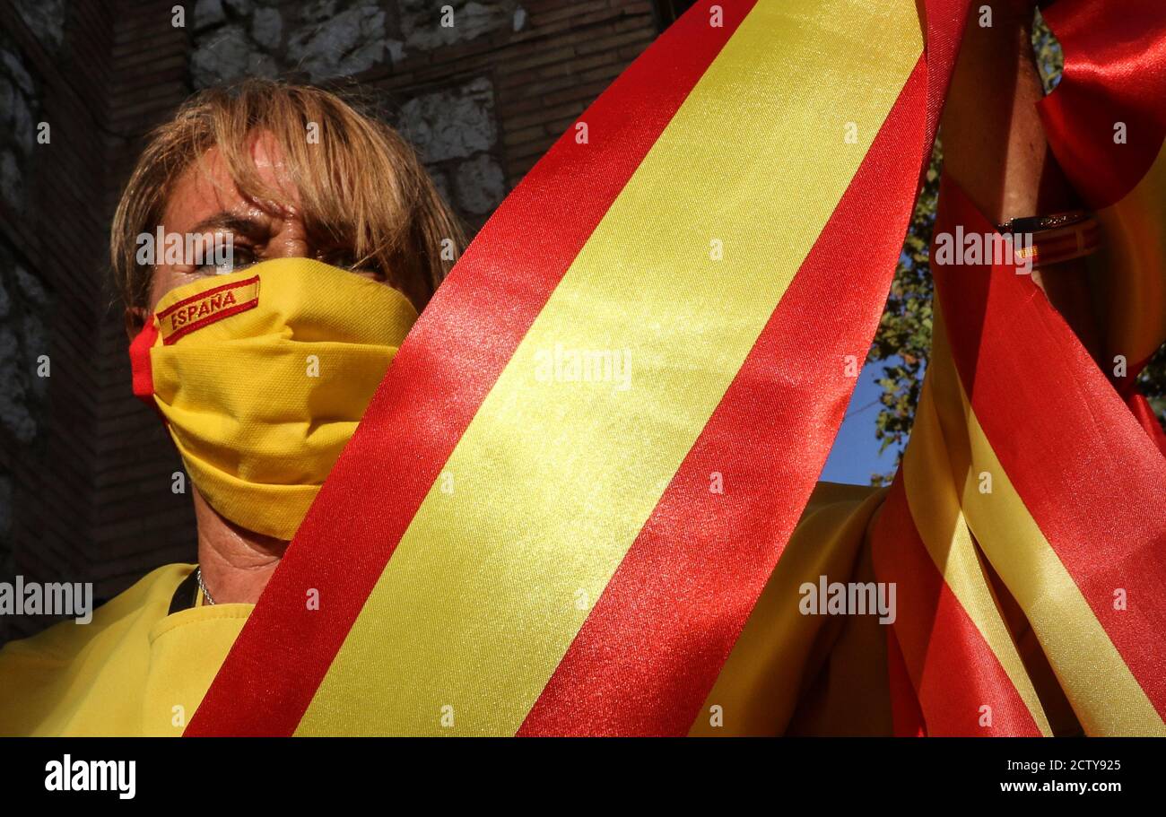 25. September 2020: 25. September 2020 (Malaga) Mehr als hundert Zeichen mit spanischen Flaggen mit schwarzen Krawatten in Trauer und Anti-covid Masken 19 zollen den 270 Opfern der "sac" des ehemaligen Gefängnisses von San Rafael de MÃ¡laga zwischen dem 22. August und dem 24. September 1936 Tribut und, Durch Erweiterung und Entscheidung, an die 3,406 zivilen, religiösen und militärischen Personen, die mit der rechten und nationalen Seite verbunden oder verwandt sind, während des Mandats der republikanischen Herrscher in der Provinz Málaga gestorben. Historisches Gedächtnis Kredit: Lorenzo Carnero/ZUMA Wire/Alamy Live Nachrichten Stockfoto