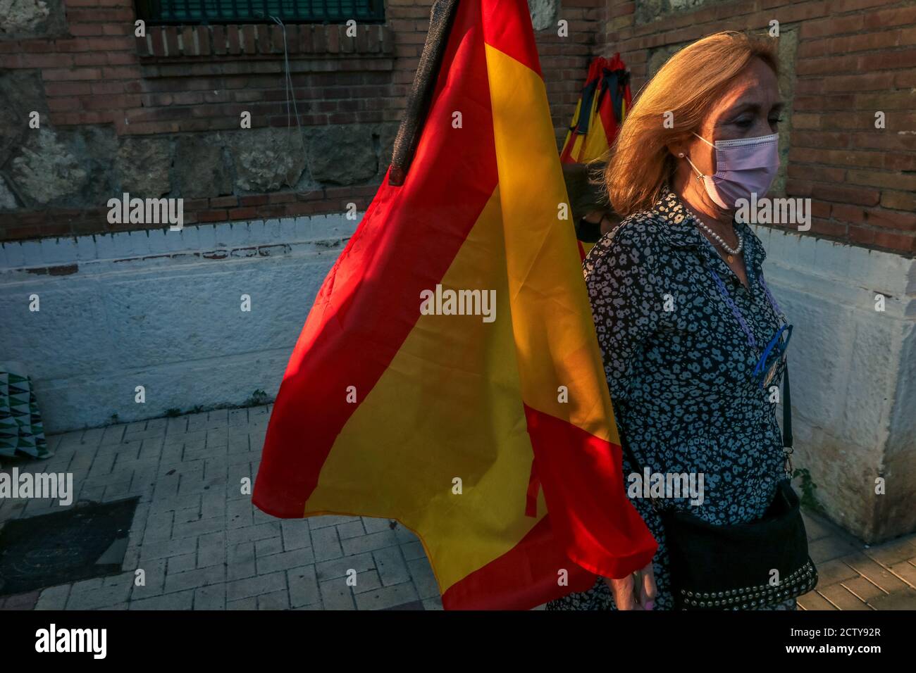 25. September 2020: 25. September 2020 (Malaga) Mehr als hundert Zeichen mit spanischen Flaggen mit schwarzen Krawatten in Trauer und Anti-covid Masken 19 zollen den 270 Opfern der "sac" des ehemaligen Gefängnisses von San Rafael de MÃ¡laga zwischen dem 22. August und dem 24. September 1936 Tribut und, Durch Erweiterung und Entscheidung, an die 3,406 zivilen, religiösen und militärischen Personen, die mit der rechten und nationalen Seite verbunden oder verwandt sind, während des Mandats der republikanischen Herrscher in der Provinz Málaga gestorben. Historisches Gedächtnis Kredit: Lorenzo Carnero/ZUMA Wire/Alamy Live Nachrichten Stockfoto
