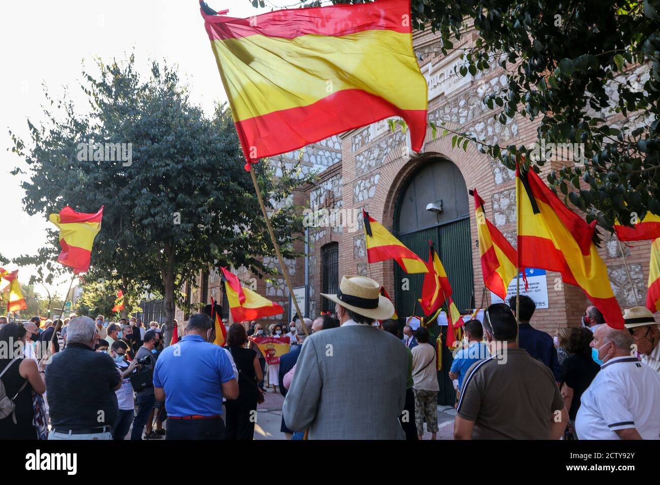 25. September 2020: 25. September 2020 (Malaga) Mehr als hundert Zeichen mit spanischen Flaggen mit schwarzen Krawatten in Trauer und Anti-covid Masken 19 zollen den 270 Opfern der "sac" des ehemaligen Gefängnisses von San Rafael de MÃ¡laga zwischen dem 22. August und dem 24. September 1936 Tribut und, Durch Erweiterung und Entscheidung, an die 3,406 zivilen, religiösen und militärischen Personen, die mit der rechten und nationalen Seite verbunden oder verwandt sind, während des Mandats der republikanischen Herrscher in der Provinz Málaga gestorben. Historisches Gedächtnis Kredit: Lorenzo Carnero/ZUMA Wire/Alamy Live Nachrichten Stockfoto