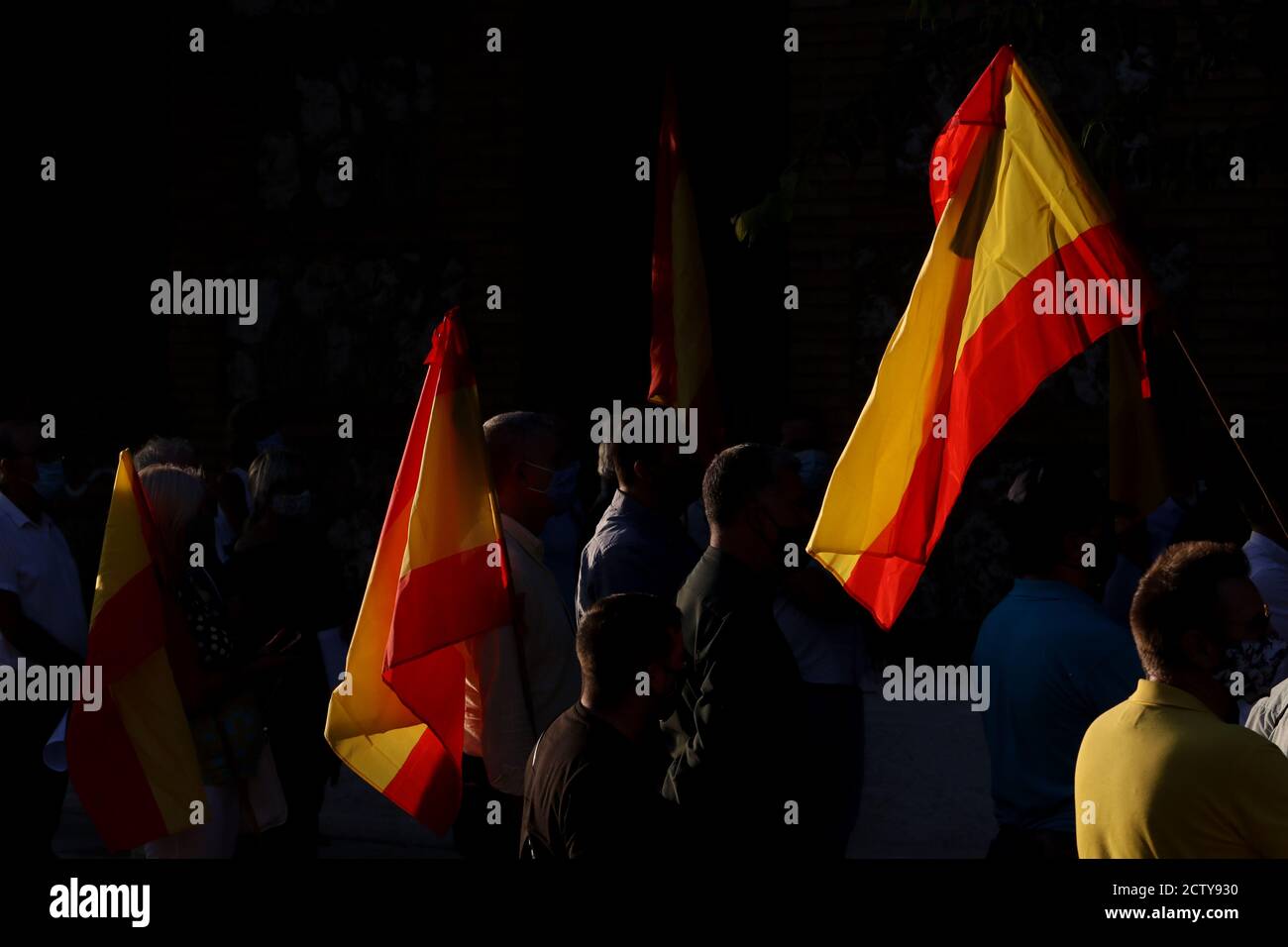 25. September 2020: 25. September 2020 (Malaga) Mehr als hundert Zeichen mit spanischen Flaggen mit schwarzen Krawatten in Trauer und Anti-covid Masken 19 zollen den 270 Opfern der "sac" des ehemaligen Gefängnisses von San Rafael de MÃ¡laga zwischen dem 22. August und dem 24. September 1936 Tribut und, Durch Erweiterung und Entscheidung, an die 3,406 zivilen, religiösen und militärischen Personen, die mit der rechten und nationalen Seite verbunden oder verwandt sind, während des Mandats der republikanischen Herrscher in der Provinz Málaga gestorben. Historisches Gedächtnis Kredit: Lorenzo Carnero/ZUMA Wire/Alamy Live Nachrichten Stockfoto