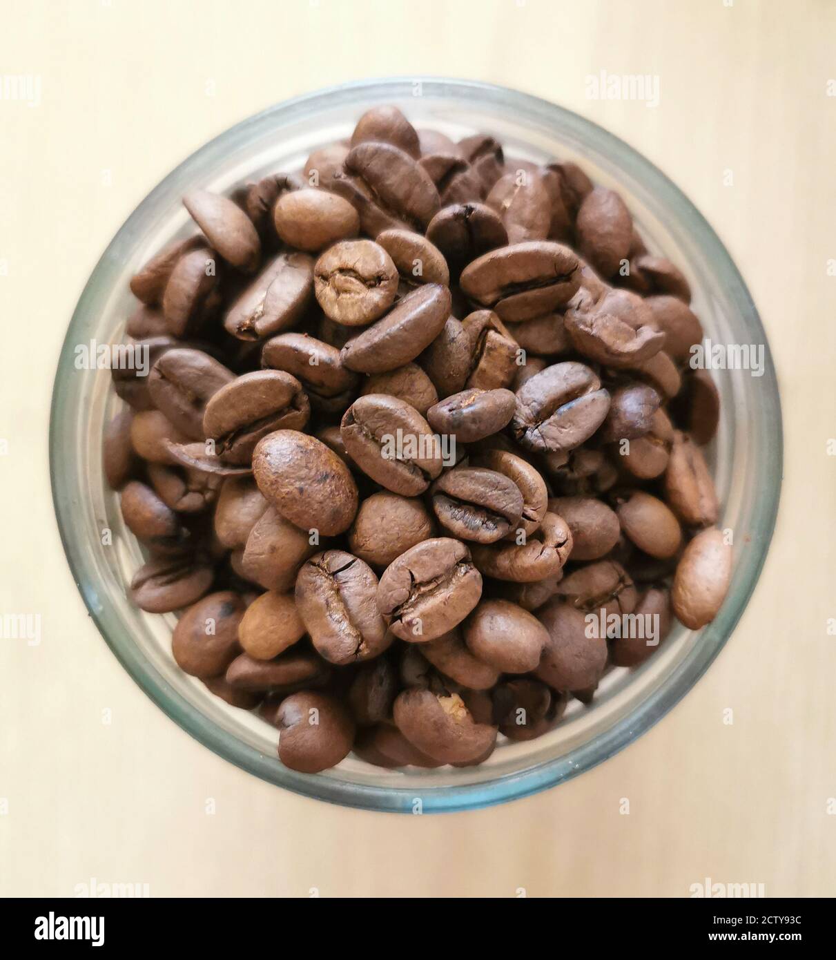 Arabica. Frische ganze Kaffeebohnen Stockfoto