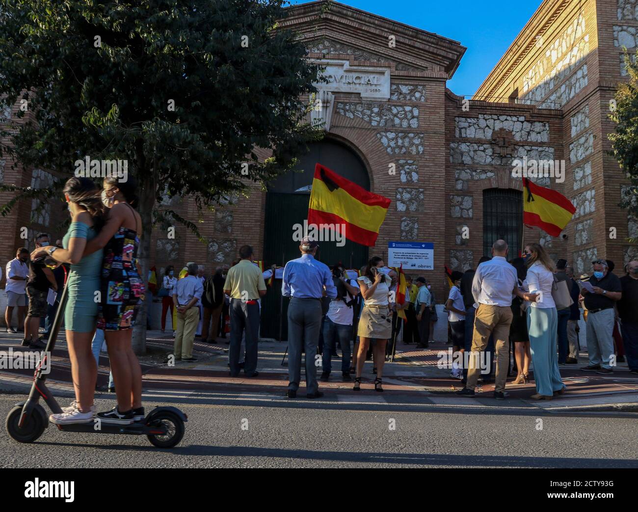 25. September 2020: 25. September 2020 (Malaga) Mehr als hundert Zeichen mit spanischen Flaggen mit schwarzen Krawatten in Trauer und Anti-covid Masken 19 zollen den 270 Opfern der "sac" des ehemaligen Gefängnisses von San Rafael de MÃ¡laga zwischen dem 22. August und dem 24. September 1936 Tribut und, Durch Erweiterung und Entscheidung, an die 3,406 zivilen, religiösen und militärischen Personen, die mit der rechten und nationalen Seite verbunden oder verwandt sind, während des Mandats der republikanischen Herrscher in der Provinz Málaga gestorben. Historisches Gedächtnis Kredit: Lorenzo Carnero/ZUMA Wire/Alamy Live Nachrichten Stockfoto